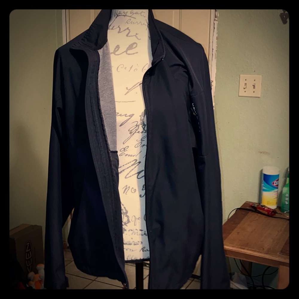 Lightweight men’s jacket with arm zipper pocket